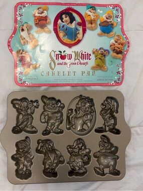 Williams-Sonoma Nordic Ware Snow White and the Seven Dwarfs Cakelet Pan